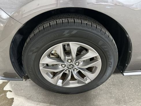 Used 2023 Toyota Sienna XLE image 23