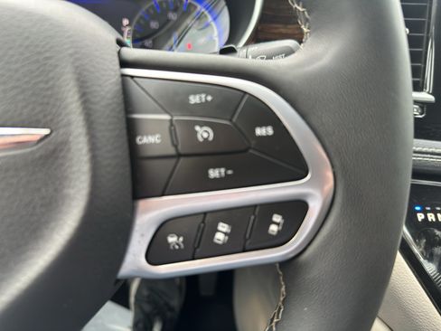 Used 2023 Chrysler Pacifica Limited FWD image 14