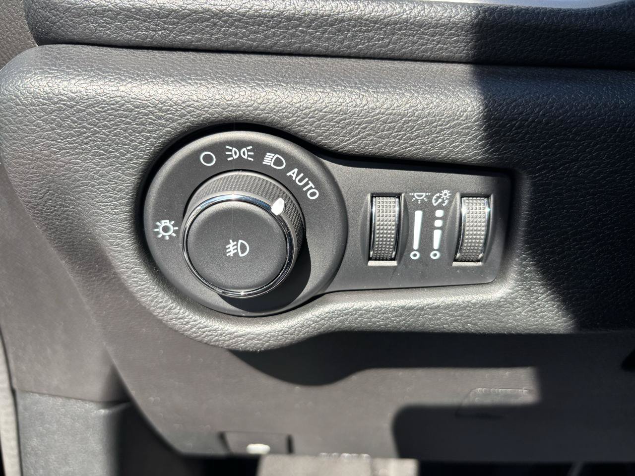 Used 2023 Chrysler Pacifica Touring-L w/ Uconnect Theater Family Group FWD image 19