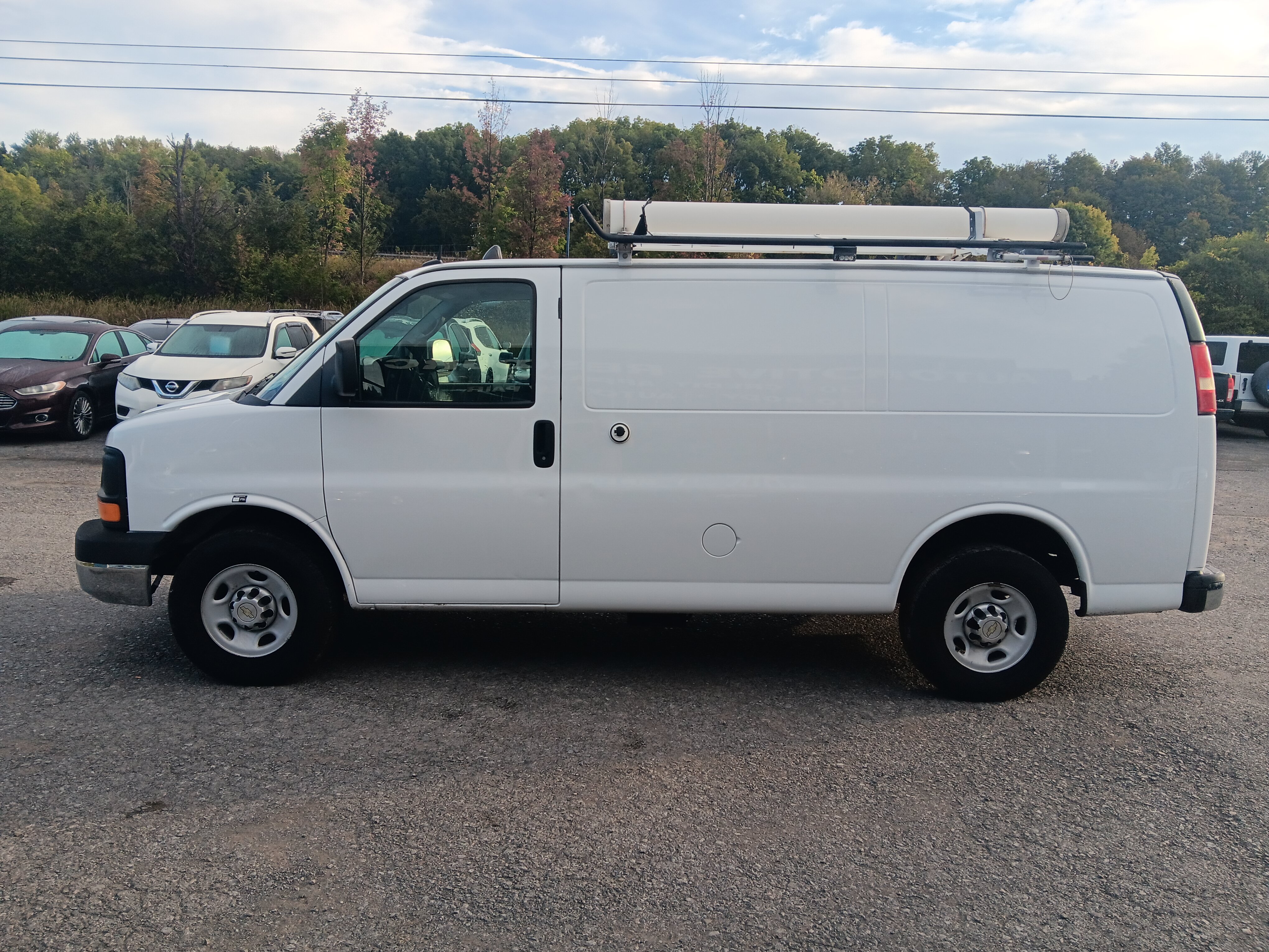 Used 2014 Chevrolet Express 2500 RWD image 2