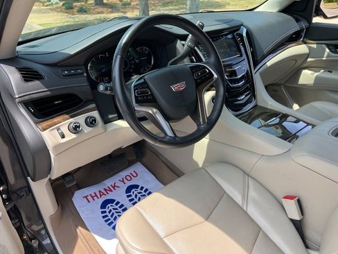Used 2020 Cadillac Escalade ESV Luxury AWD/4WD image 17