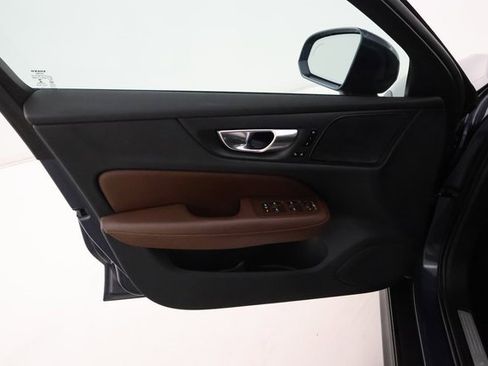 Used 2023 Volvo V60 B5 Cross Country Plus image 8