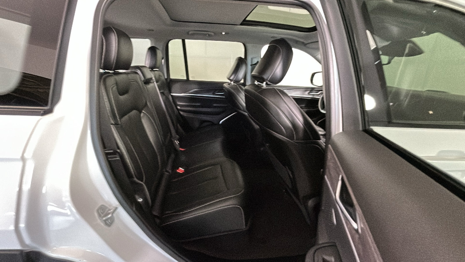 Used 2023 Jeep Grand Cherokee 4WD 4xe image 35