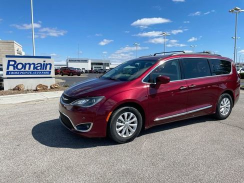 Used 2017 Chrysler Pacifica Touring-L image 2