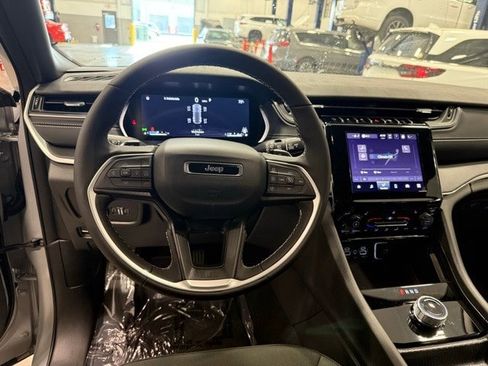 New 2025 Jeep Grand Cherokee Laredo w/ Luxury Tech Group I image 17