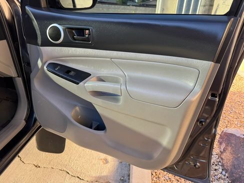Used 2015 Toyota Tacoma PreRunner w/ SR5 Package RWD image 4