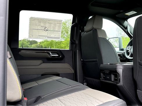 New 2026 Chevrolet Silverado 2500 ZR2 image 9