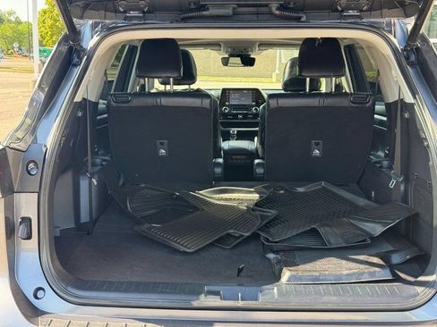 Used 2022 Toyota Highlander XLE FWD image 9