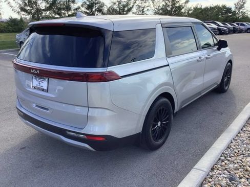 Used 2022 Kia Carnival LX FWD image 5
