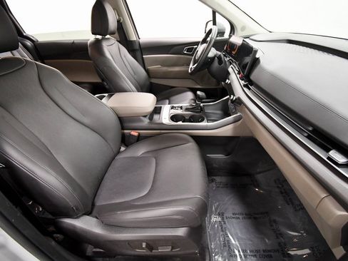 Certified 2025 Kia Carnival EX image 18