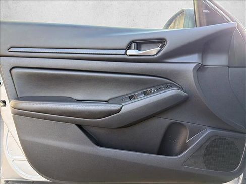 Used 2024 Nissan Altima 2.5 SV image 10