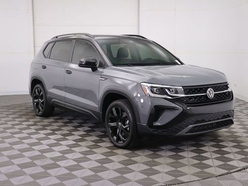 Certified 2024 Volkswagen Taos SE image 3