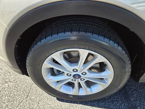 Used 2018 Ford Escape SE w/ Ford Safe & Smart Package AWD/4WD image 19
