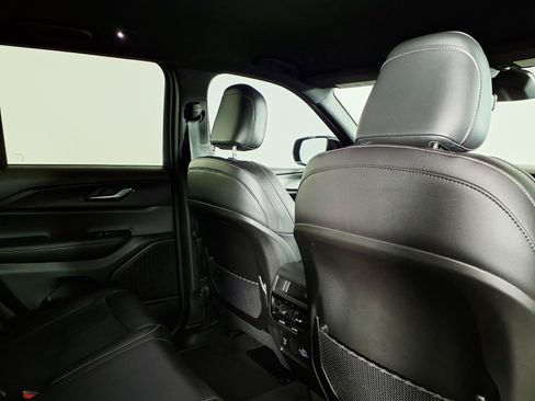 Used 2025 Jeep Grand Cherokee Altitude RWD image 11