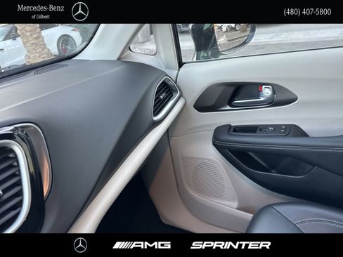 Used 2024 Chrysler Pacifica Touring-L image 21