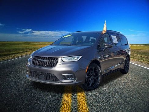 Used 2023 Chrysler Pacifica Touring-L w/ S Appearance Package image 34