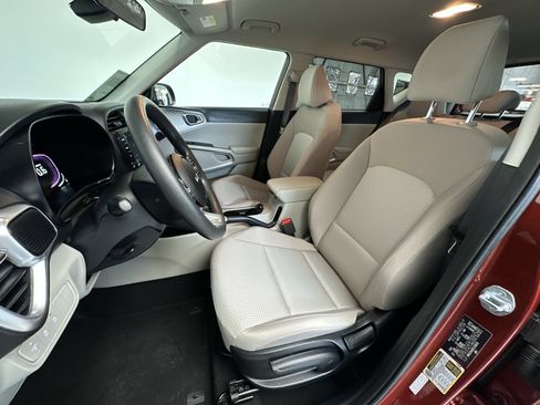 Used 2025 Kia Soul LX w/ LX Technology Package FWD image 12