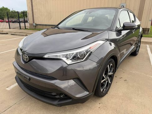 Used 2018 Toyota C-HR XLE FWD image 2