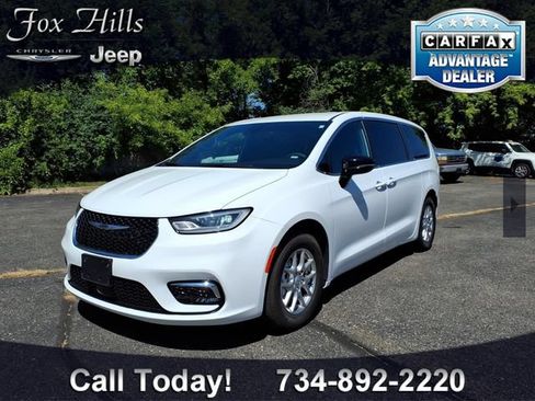 Used 2026 Chrysler Pacifica Select FWD image 3