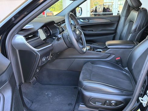 Used 2023 Jeep Grand Cherokee Altitude AWD/4WD image 10