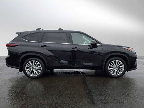 Certified 2025 Toyota Highlander Platinum image 2