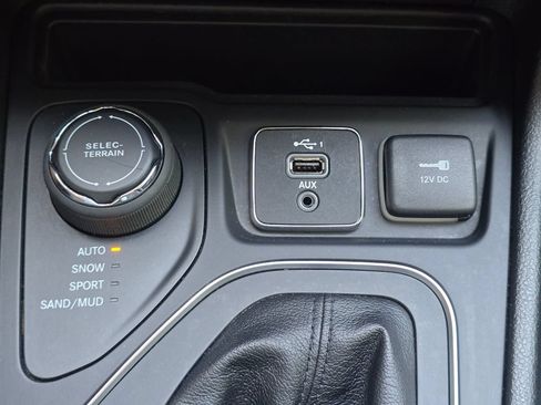 Used 2021 Jeep Cherokee Latitude Lux w/ Sun & Sound Group AWD/4WD image 40