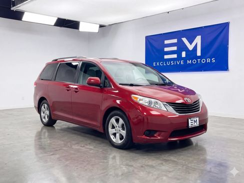Used 2011 Toyota Sienna LE FWD image 1
