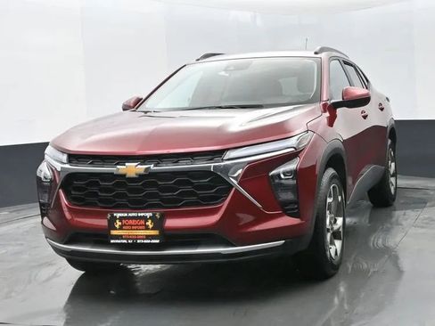 Used 2025 Chevrolet Trax LT w/ LT Convenience Package image 1