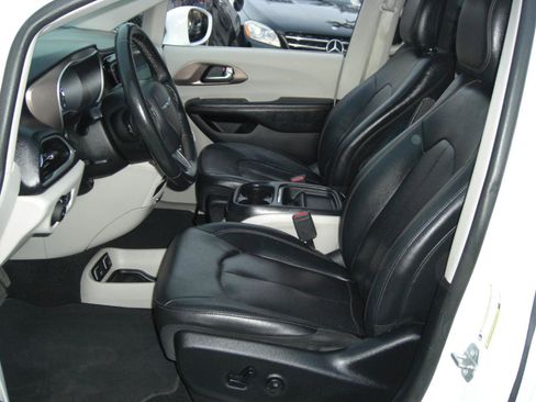 Used 2019 Chrysler Pacifica Touring-L image 19