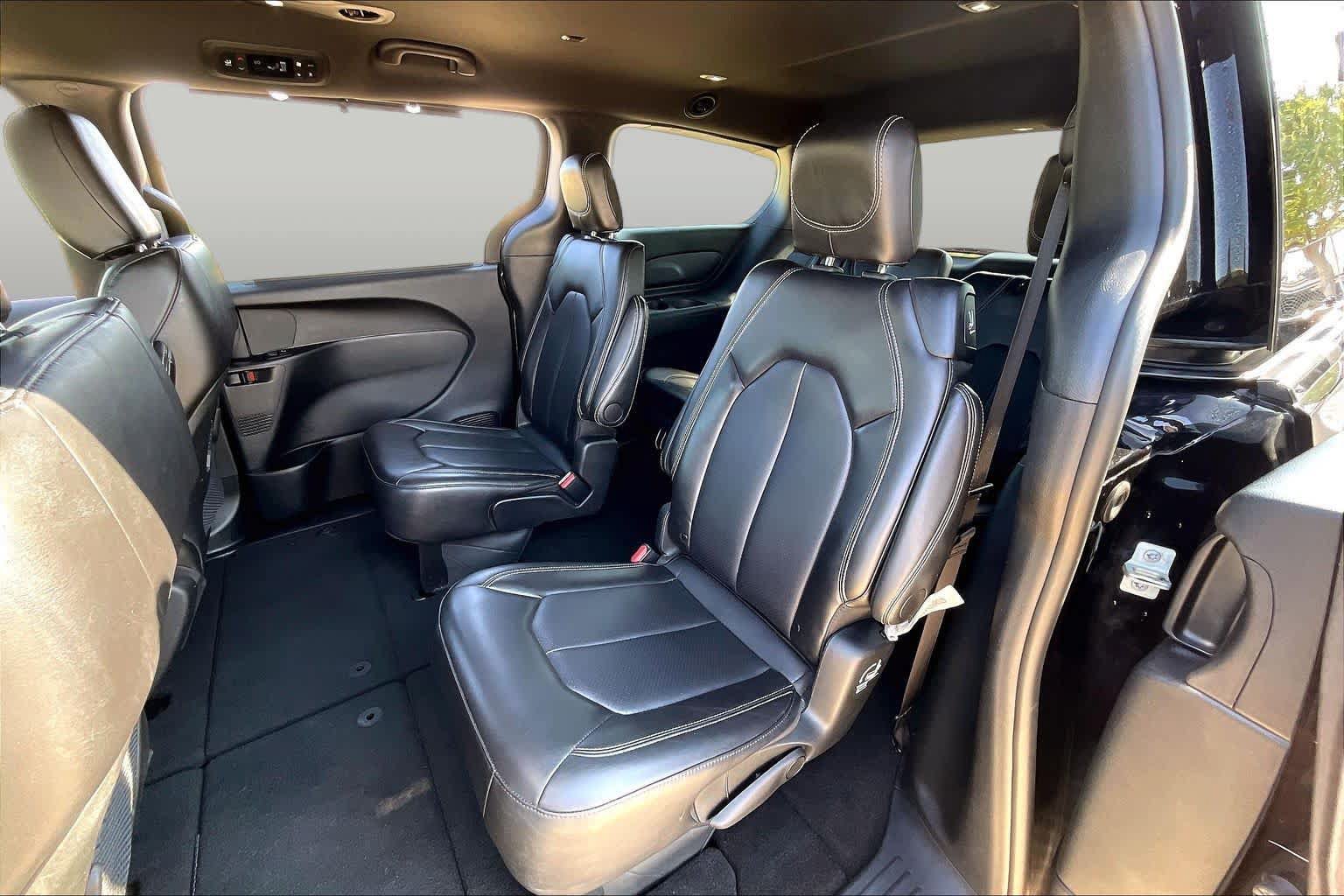 Used 2025 Chrysler Pacifica Select FWD image 17
