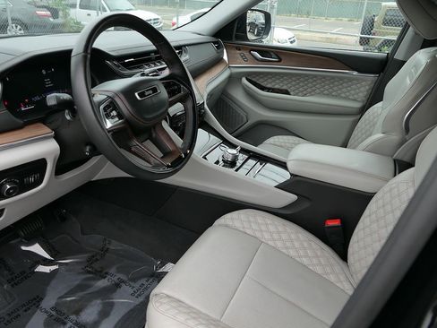 Used 2023 Jeep Grand Cherokee Summit w/ Luxury Tech Group V AWD/4WD image 11