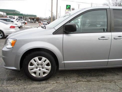 Used 2018 Dodge Grand Caravan SE w/ UConnect Hands-Free Group image 4