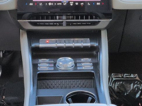 Used 2025 Lincoln Nautilus Premier AWD/4WD image 19