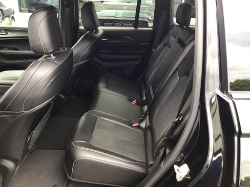 Certified 2025 Jeep Grand Cherokee Altitude AWD/4WD image 8