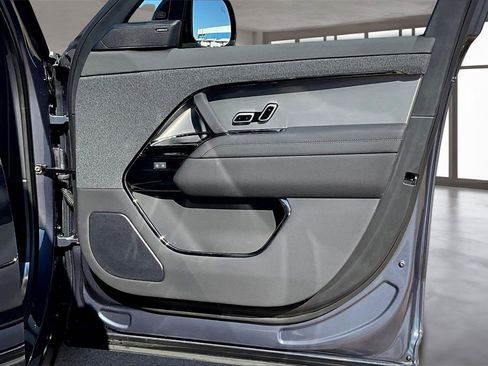 Used 2025 Land Rover Range Rover Sport SE image 19