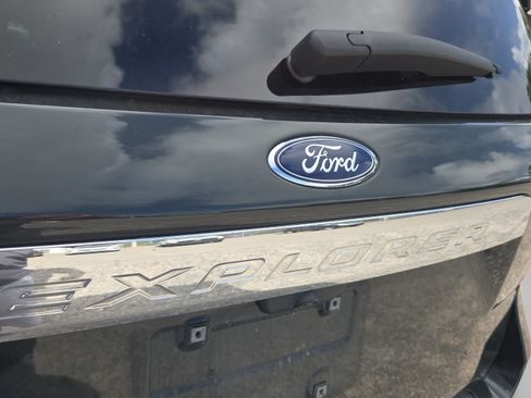 Used 2023 Ford Explorer Limited w/ Limited Technology Package RWD image 30