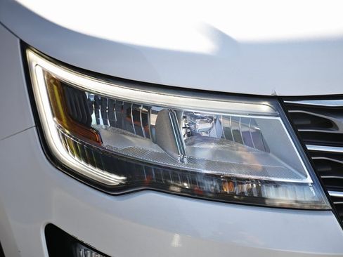 Used 2017 Ford Explorer XLT w/ Equipment Group 202A image 13