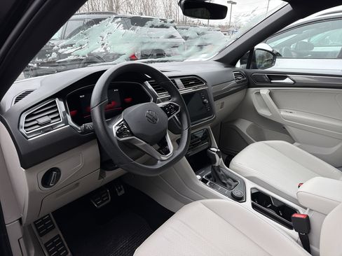 Used 2023 Volkswagen Tiguan SE R-Line image 8