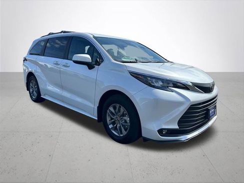 Certified 2026 Toyota Sienna XLE AWD/4WD image 6