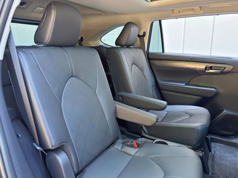 Used 2025 Toyota Highlander Platinum AWD/4WD image 43