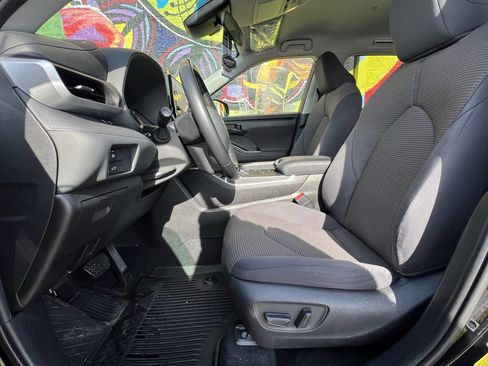 Used 2021 Toyota Highlander LE image 19