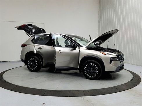 Used 2025 Nissan Rogue SL w/ Tech Package image 9