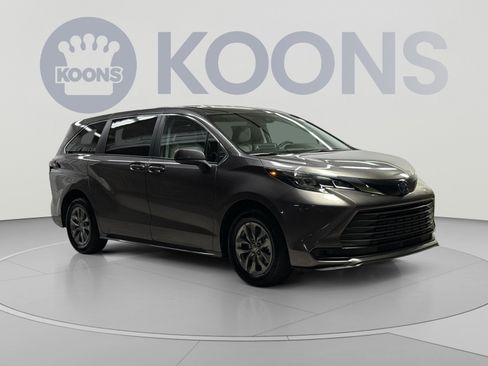 Used 2024 Toyota Sienna LE FWD image 22