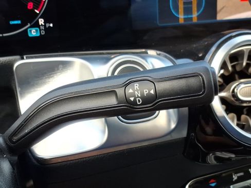 Used 2025 Mercedes-Benz GLB 250 4MATIC image 23