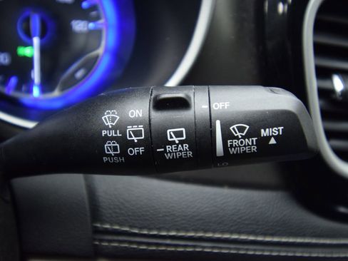 Used 2023 Chrysler Pacifica Touring-L image 38