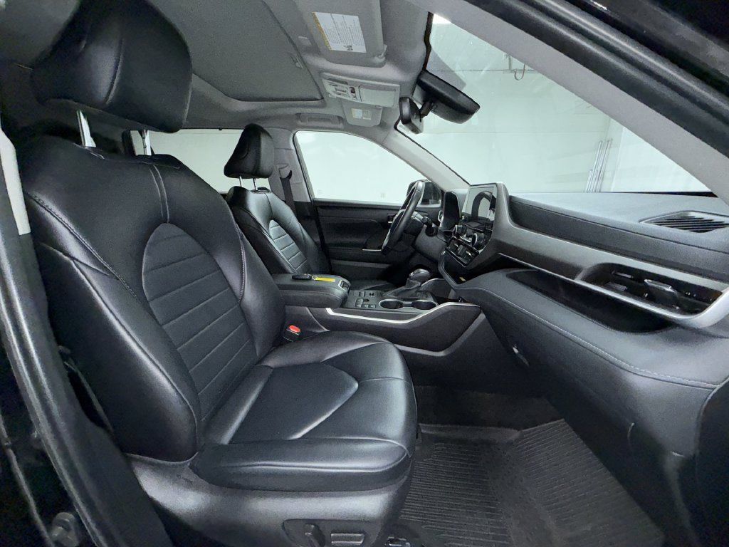 Certified 2024 Toyota Highlander XLE AWD/4WD image 4