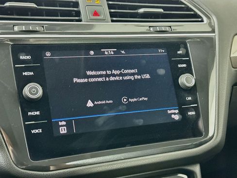 Used 2024 Volkswagen Tiguan SE w/ Panoramic Sunroof Package FWD image 21