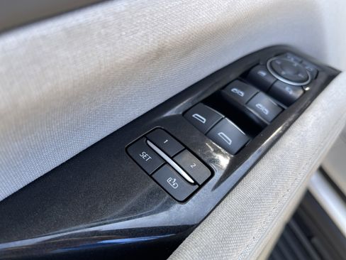 Used 2022 Cadillac Escalade Premium Luxury Platinum image 17