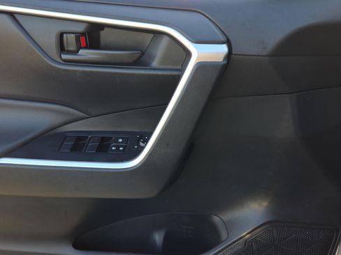 Used 2020 Toyota RAV4 LE image 33