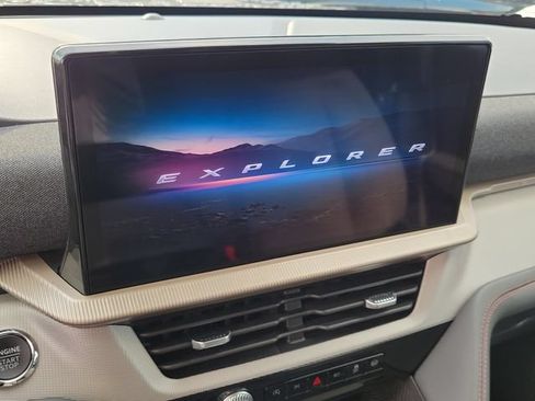 Used 2025 Ford Explorer Active RWD image 21